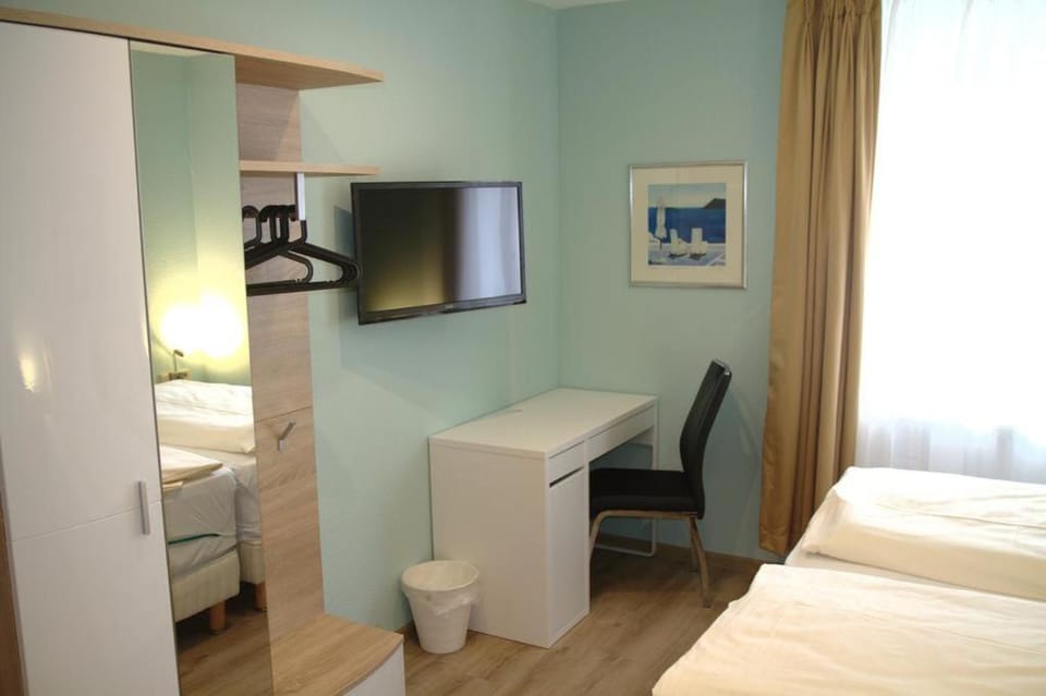 Bed, TV and multimedia, Photo of the whole room, Bedroom, hair dresser