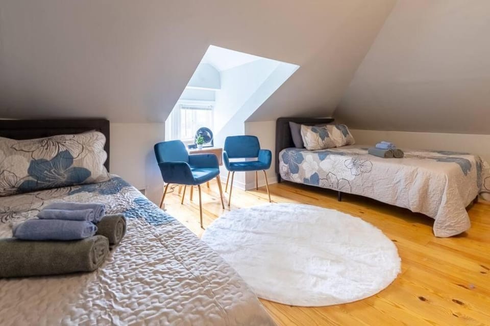 Bed, Seating area, Bedroom