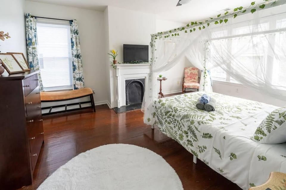 Bed, TV and multimedia, Bedroom