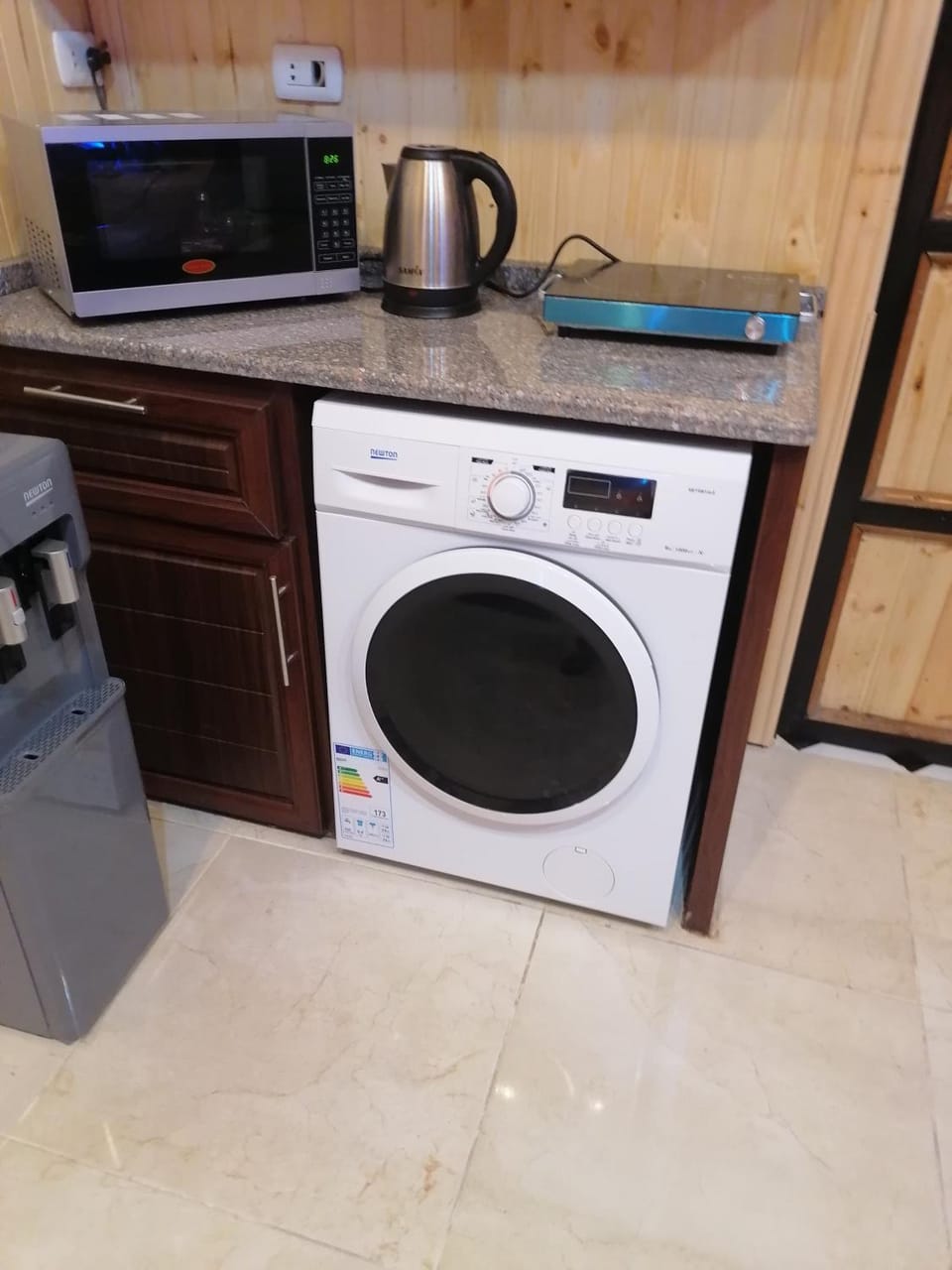 Kitchen or kitchenette, minibar, washing machine