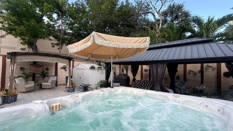 Tiny place w private hot jacuzzi 7 min to Miami international airport Bed and Breakfast in Miami