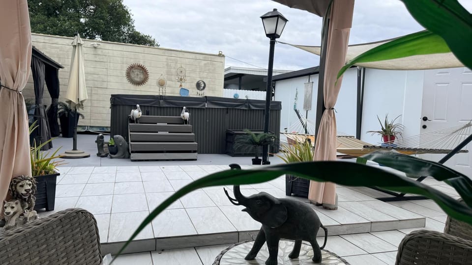 Tiny place w private hot jacuzzi 7 min to Miami international airport Bed and Breakfast in Miami