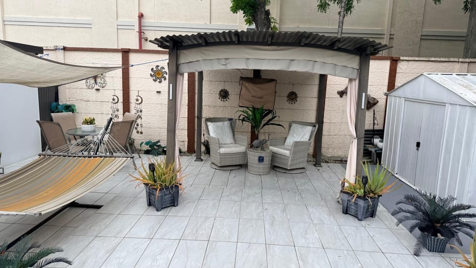 Tiny place w private hot jacuzzi 7 min to Miami international airport Bed and Breakfast in Miami