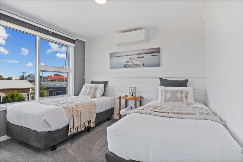 SALTAIR Beach House Right in Town House in Portland