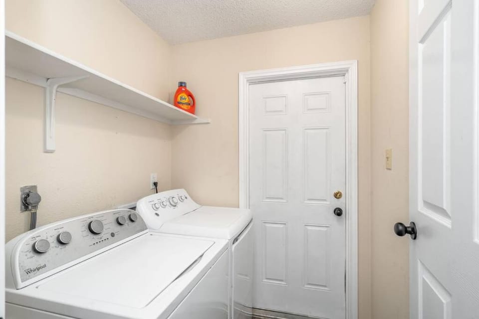 3B Villa w Pool, BBQ, Firepit, Yard Games, Gym Villa in San Antonio