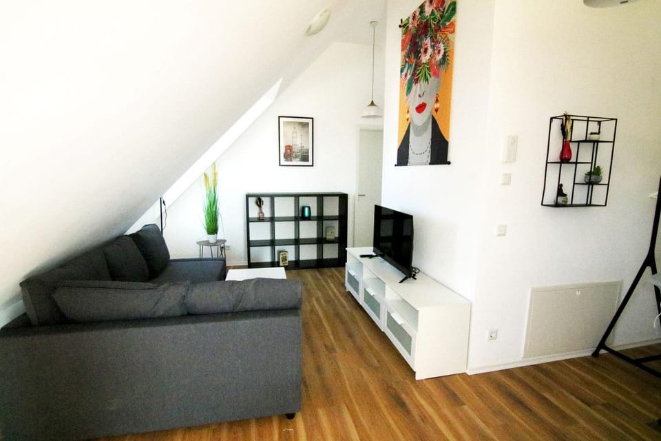TV and multimedia, Living room, Seating area, Evening entertainment