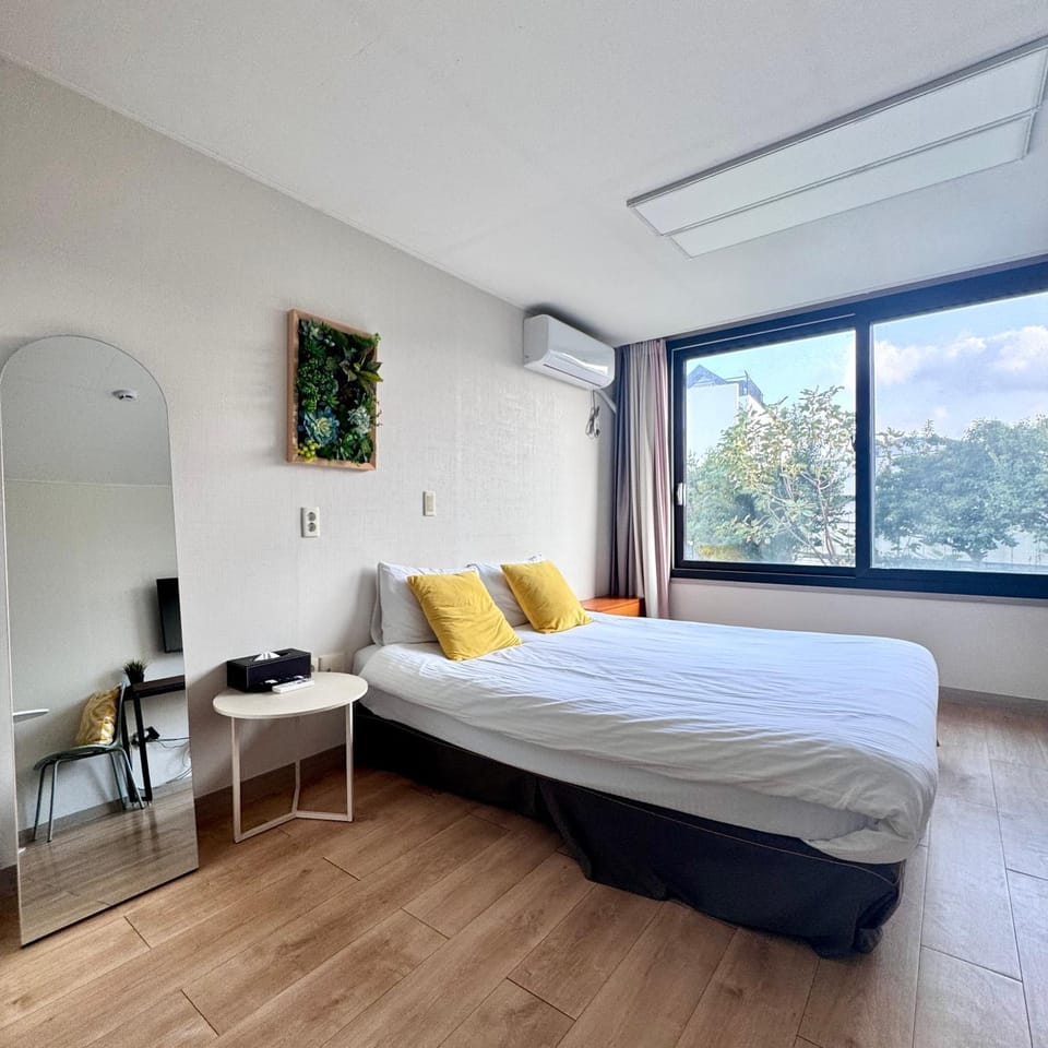 Bed, Natural landscape, Living room, Photo of the whole room, Bedroom