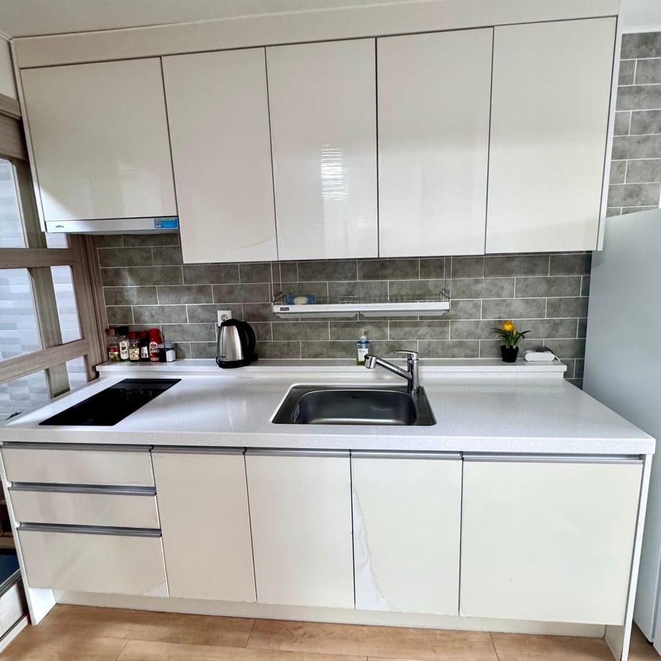 Kitchen or kitchenette, minibar, stove