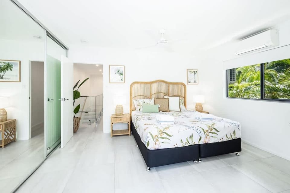 Bedroom, towels