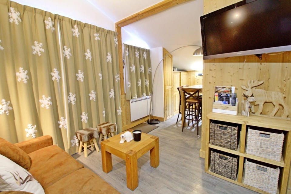 Bed, kitchen