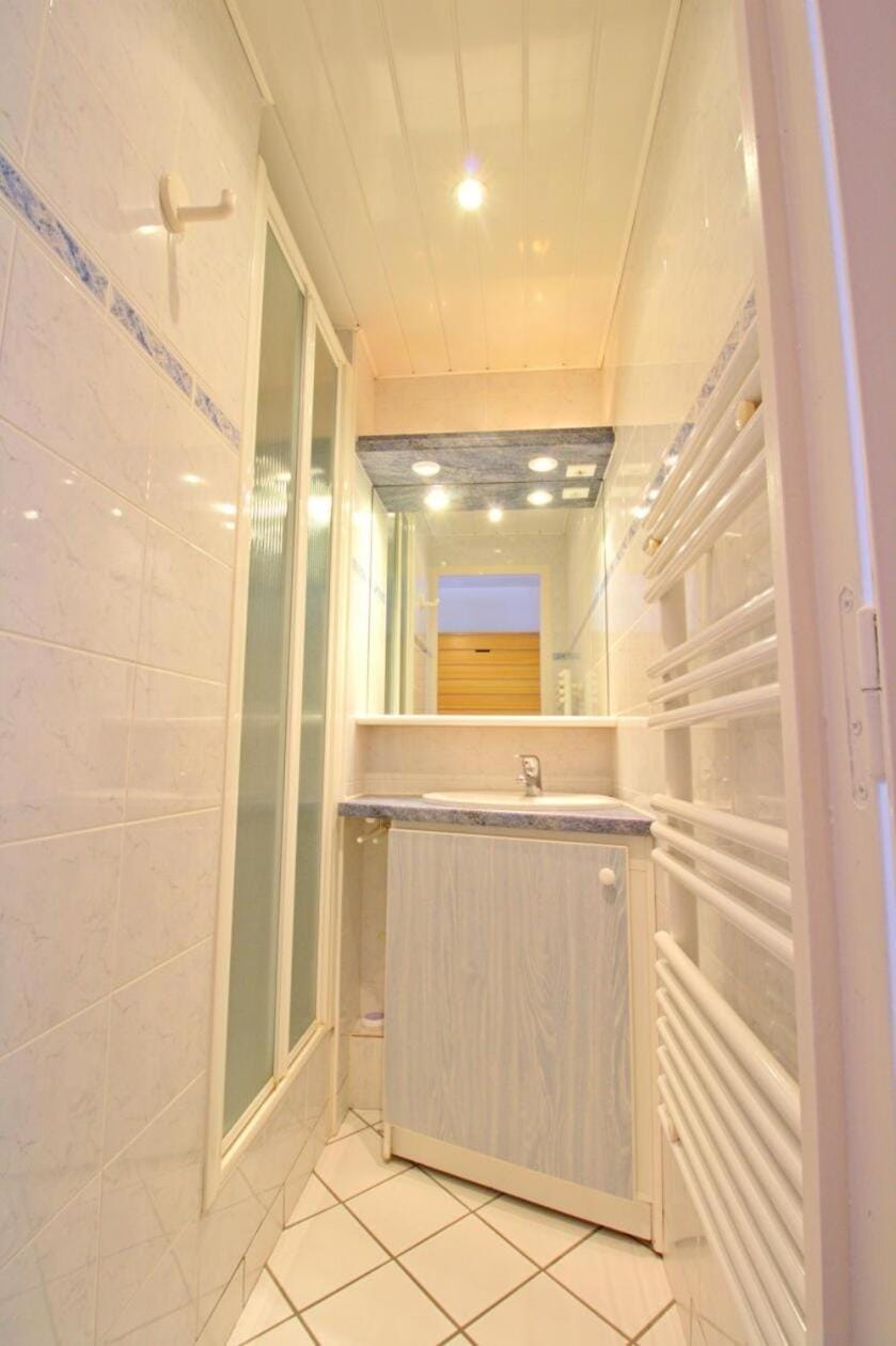 Shower, Toilet