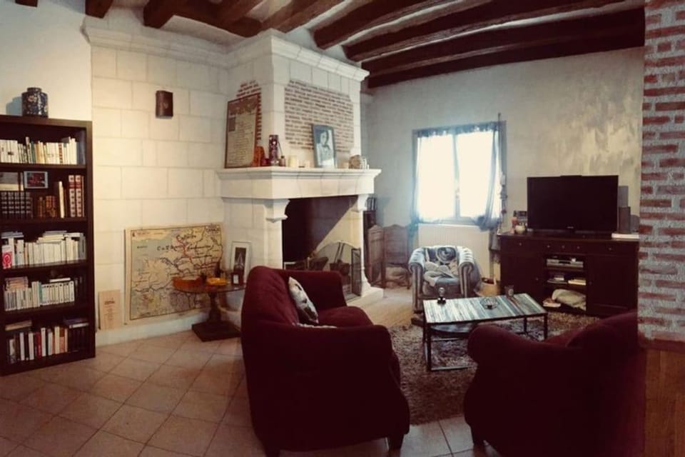 Communal lounge/ TV room, Library, TV and multimedia, Living room, flat iron