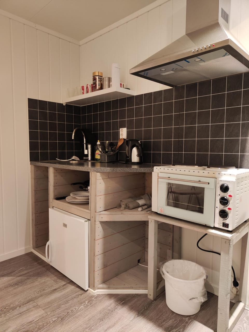 Kitchen or kitchenette