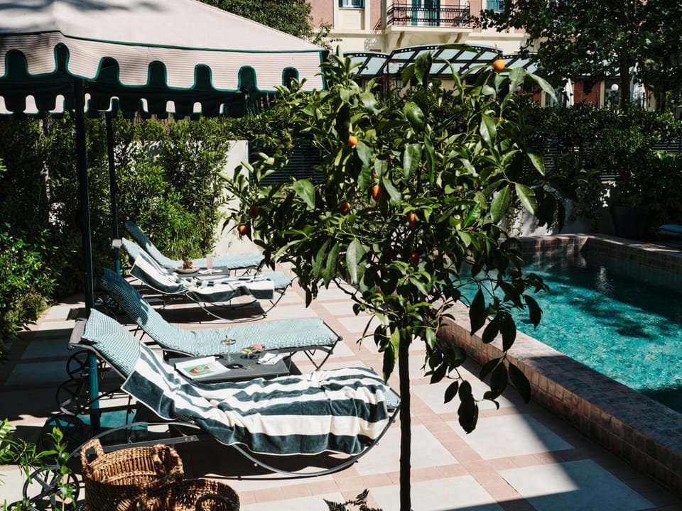 Swimming pool, sunbed