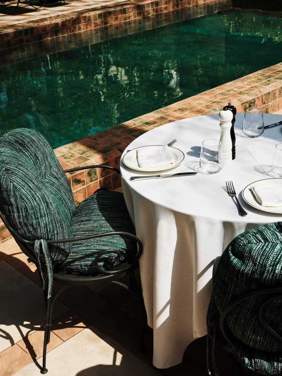 Restaurant/places to eat, Seating area, Dining area, Swimming pool