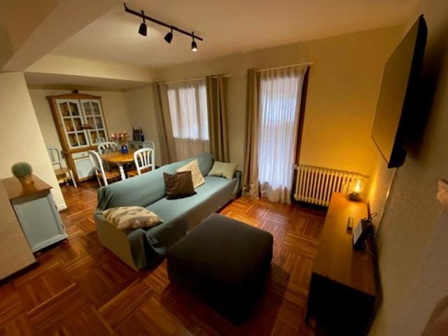 TV and multimedia, Living room, Photo of the whole room, internet