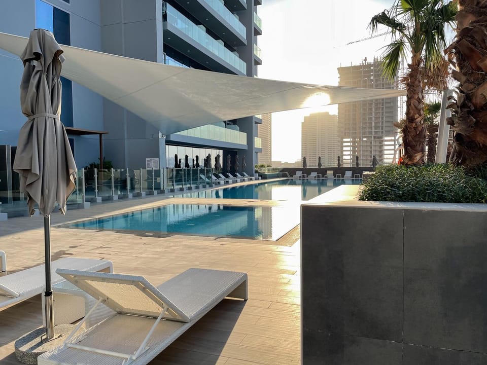 Property building, Day, Pool view, Swimming pool, sunbed
