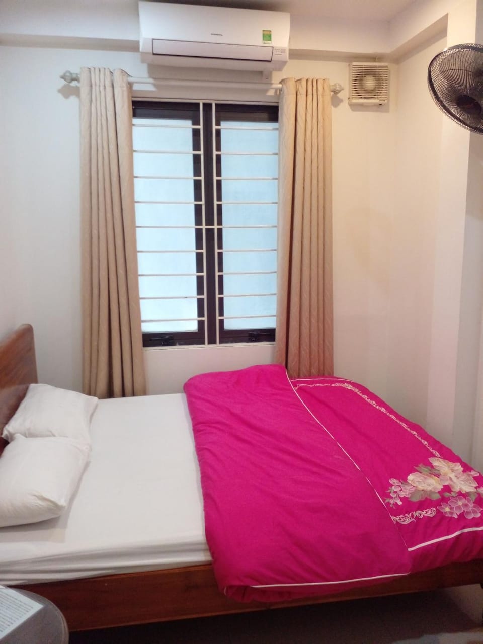 Nam Cường Motel - Phòng đơn có cửa sổ thoáng mát khép kín - Thang máy Bed and Breakfast in Hanoi