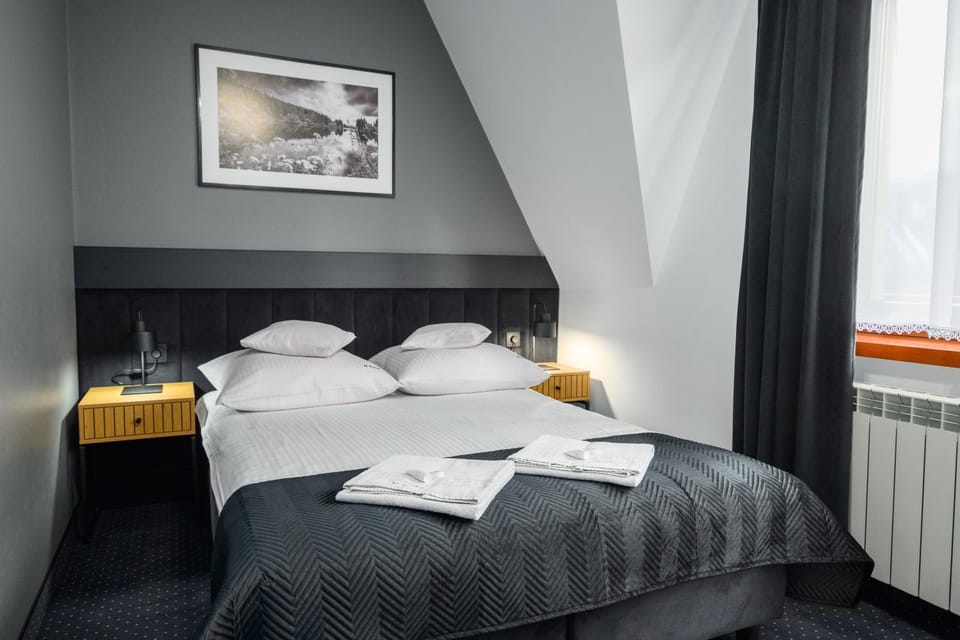 Bed, Photo of the whole room, Bedroom, towels