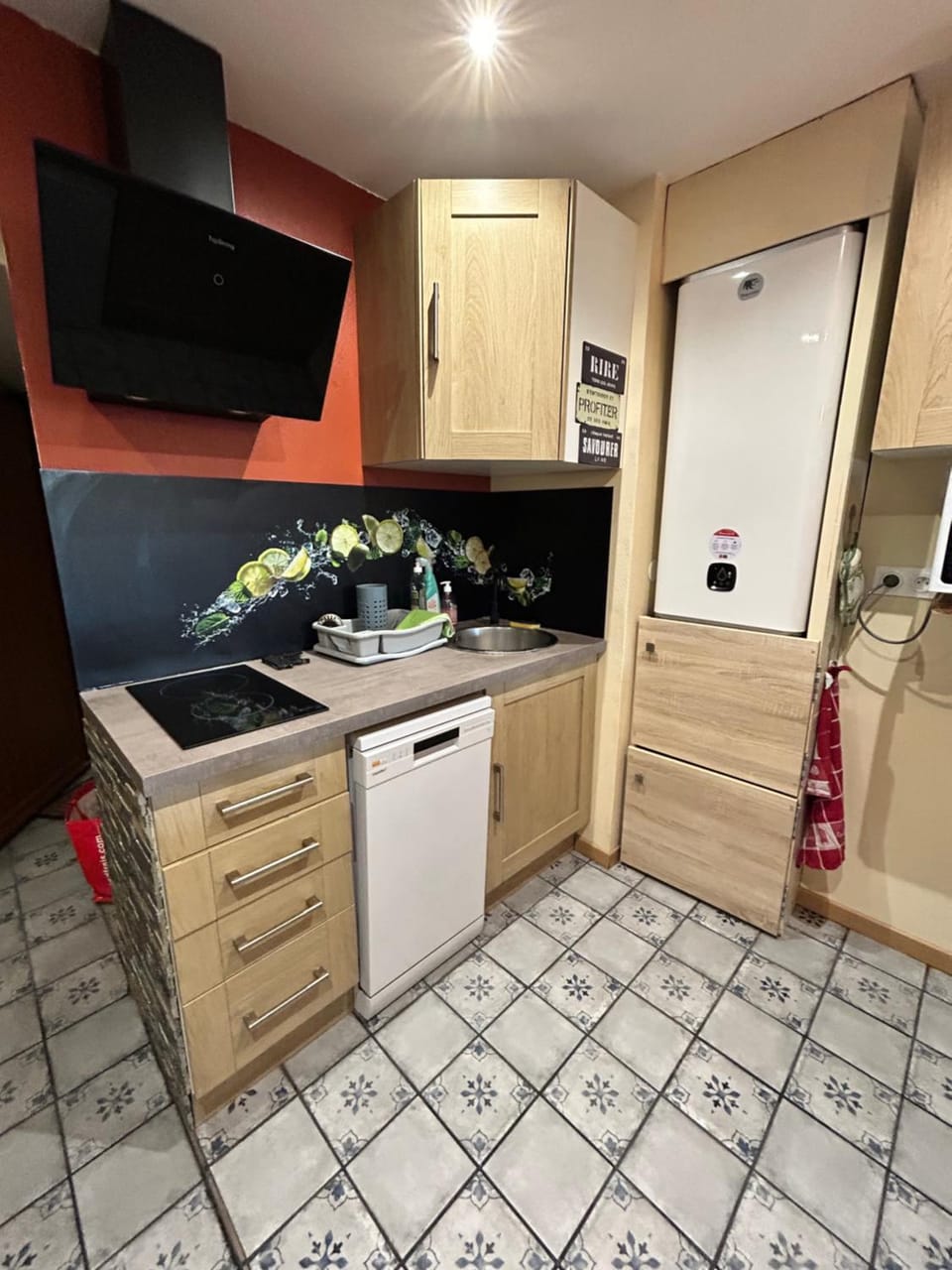 Kitchen or kitchenette, dishwasher, stove