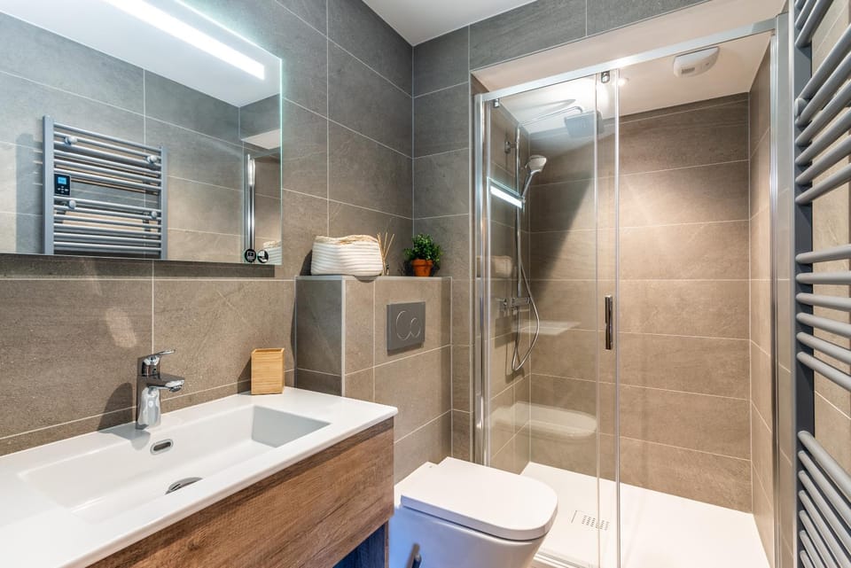 Shower, Bedroom
