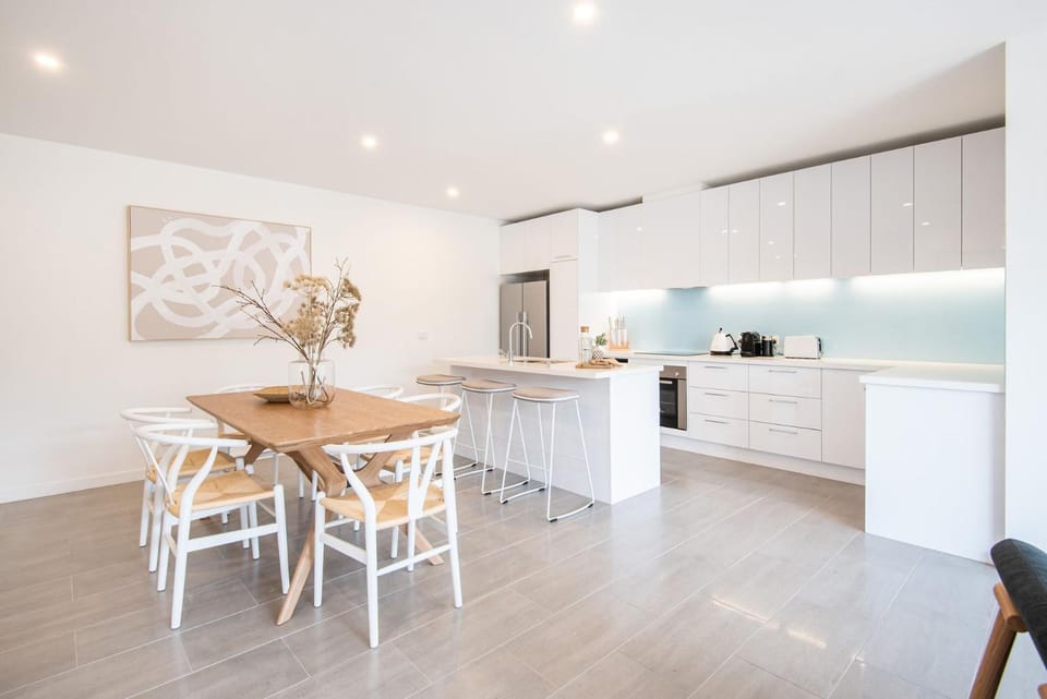 Kitchen or kitchenette, Dining area