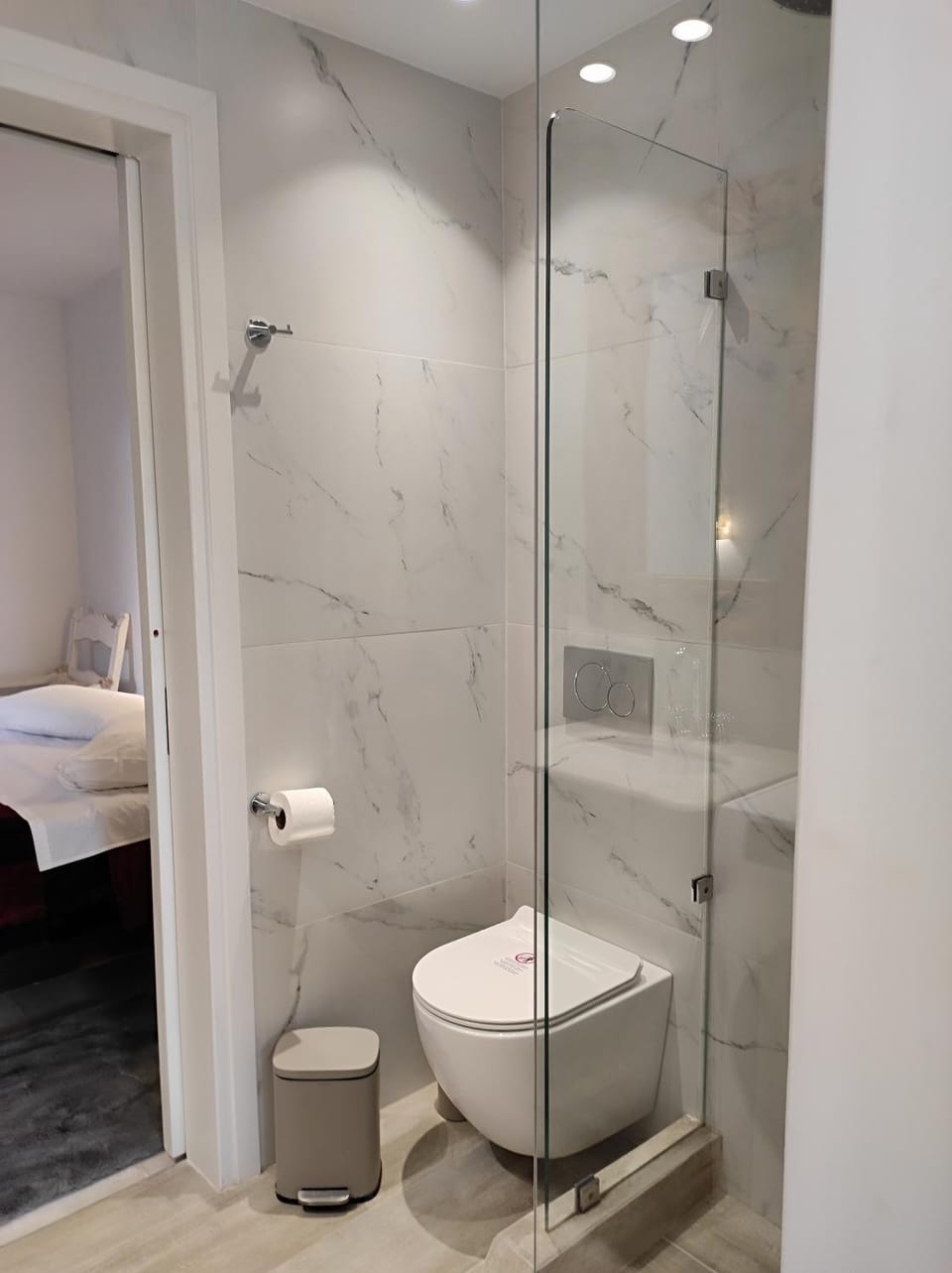 Shower, Toilet