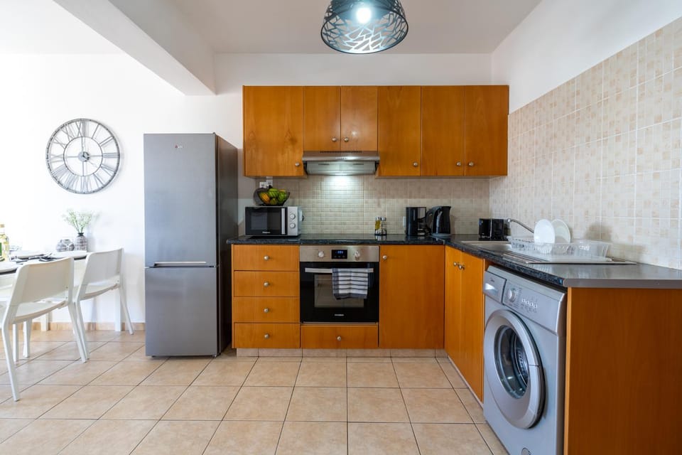 Coffee/tea facilities, Kitchen or kitchenette, Dining area, microwave, oven, stove, toaster, washing machine
