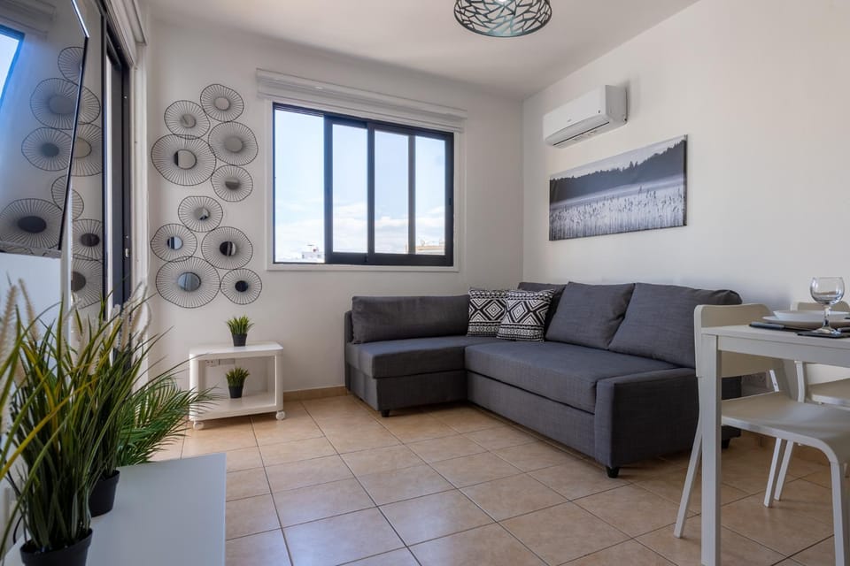 TV and multimedia, Living room, Seating area, Dining area, air conditioner