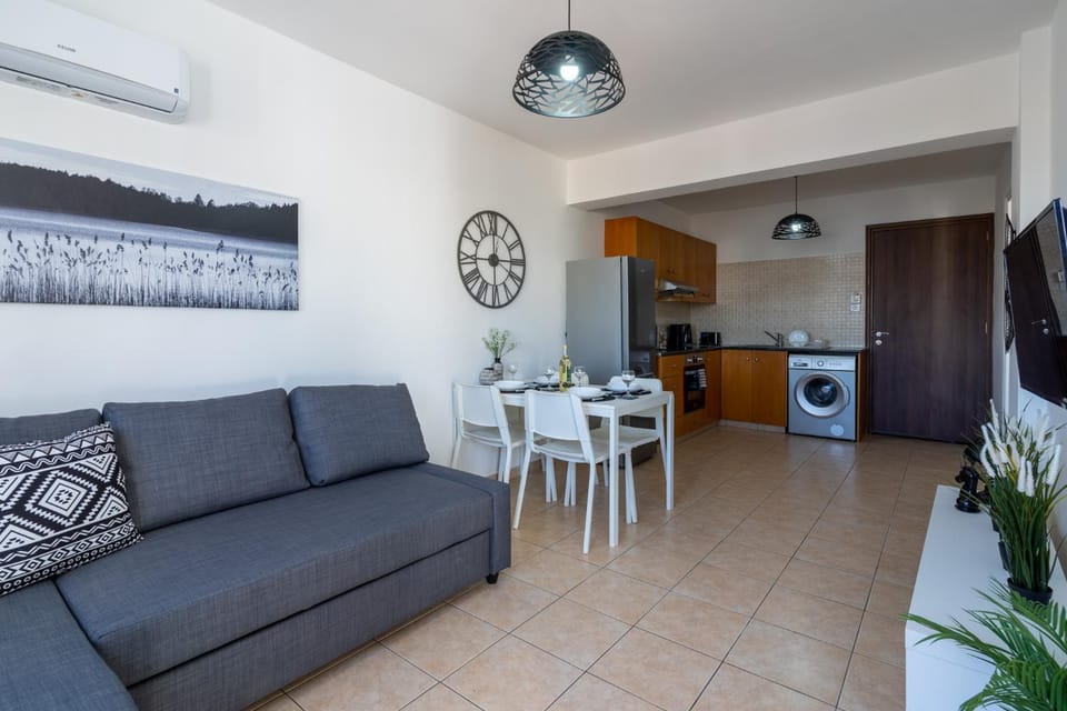 Kitchen or kitchenette, Living room, Seating area, Dining area, washing machine