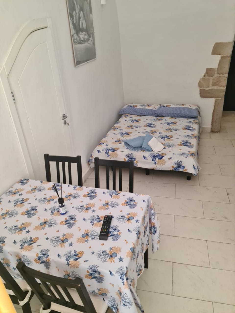 Bed, Living room, Photo of the whole room, Dining area