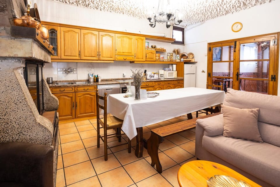 Kitchen or kitchenette, Dining area, dishwasher, oven, pet friendly, stove