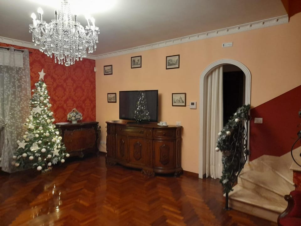 Communal lounge/ TV room, TV and multimedia, Living room, Seating area, Evening entertainment