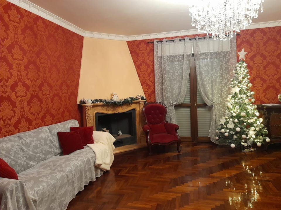 Communal lounge/ TV room, Living room, Seating area, Evening entertainment, flat iron