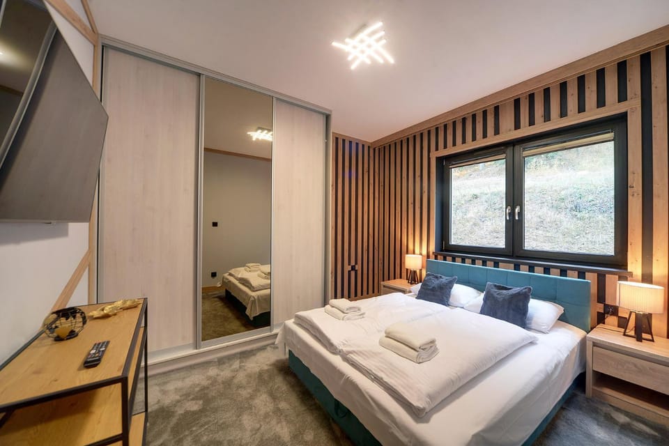 Bed, TV and multimedia, Bedroom, wardrobe
