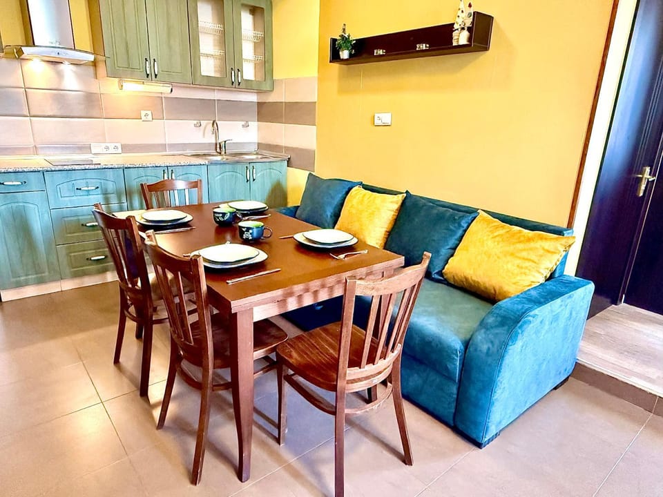Kitchen or kitchenette, Living room, Seating area, Dining area, pet friendly, stove