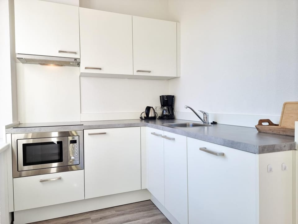 Kitchen or kitchenette, dishwasher
