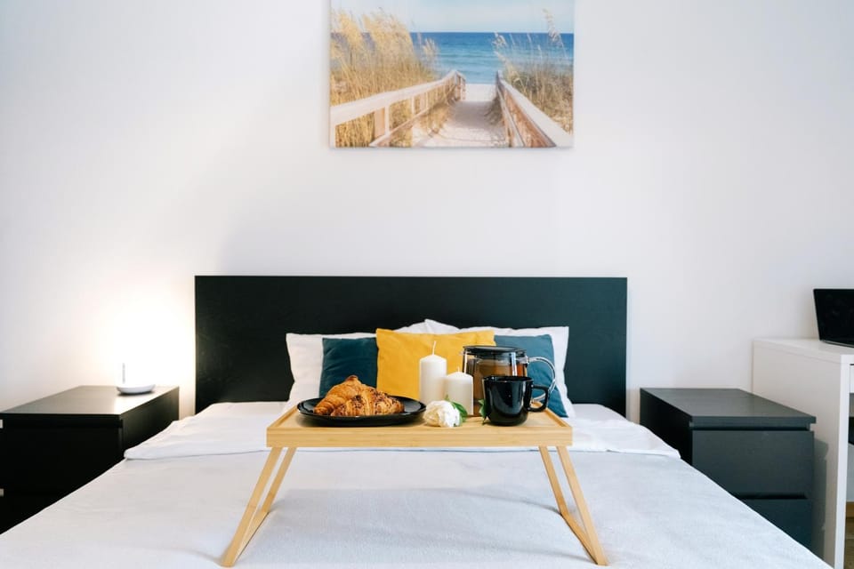 Bed, Photo of the whole room, Seating area, Bedroom