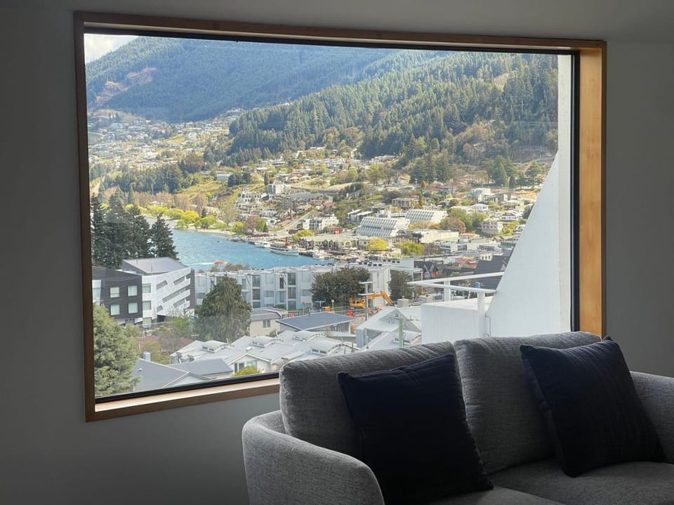 Nearby landmark, Day, Natural landscape, Living room, Seating area, City view, Lake view, Mountain view