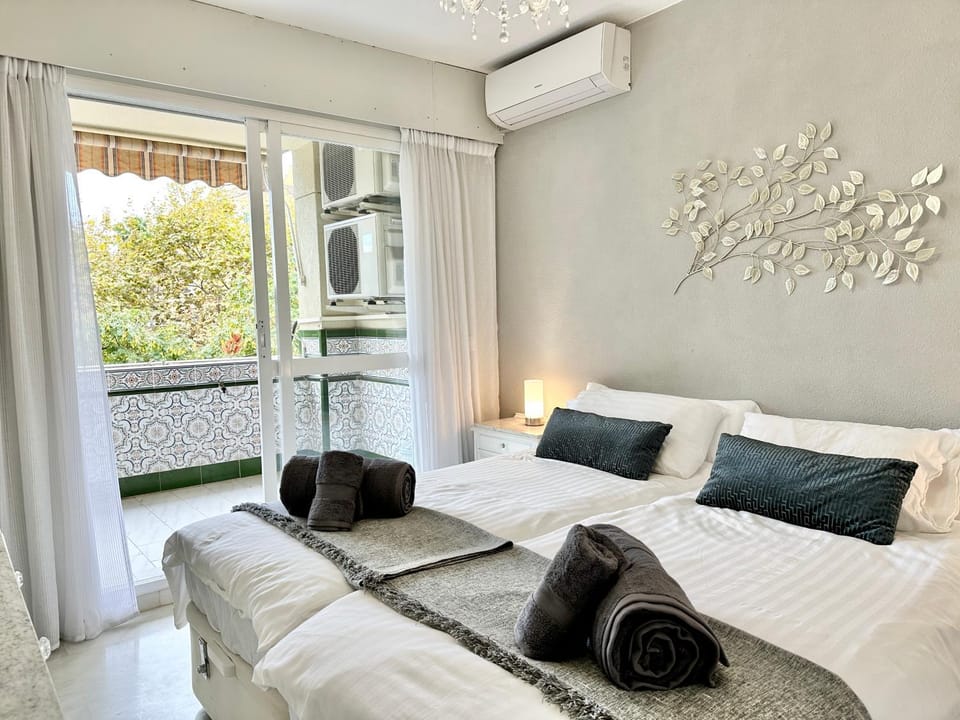 Photo of the whole room, air conditioner
