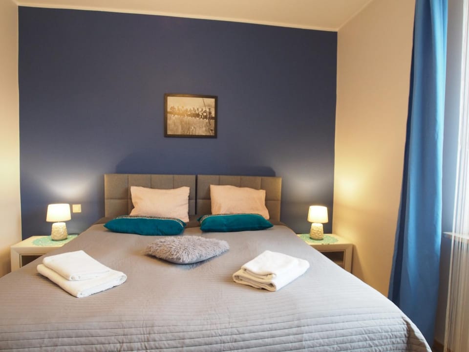 Bed, Bedroom, towels