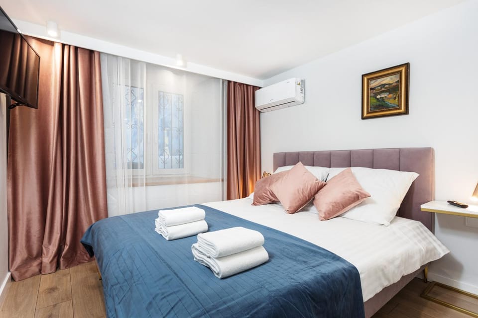 Bed, TV and multimedia, Photo of the whole room, Bedroom, towels, air conditioner