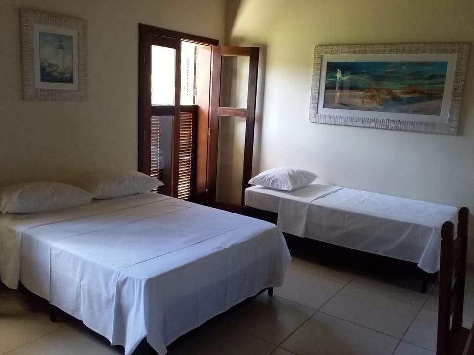 Bed, TV and multimedia, Bedroom, Drinks, Alcoholic drinks, Family, hair dresser, locker, oven, towels