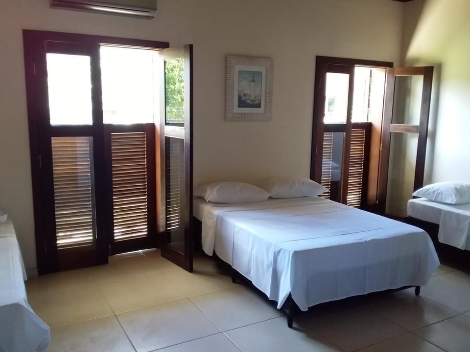 Bed, TV and multimedia, Balcony/Terrace, Photo of the whole room, Seating area, Bedroom, Drinks, Alcoholic drinks, Family, hair dresser, locker