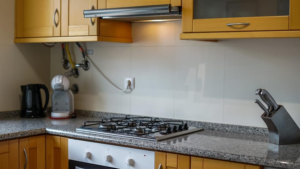 Coffee/tea facilities, Kitchen or kitchenette, stove