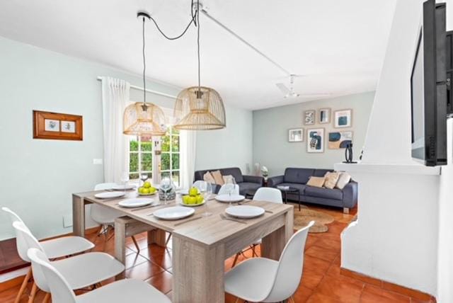 TV and multimedia, Living room, Seating area, Dining area