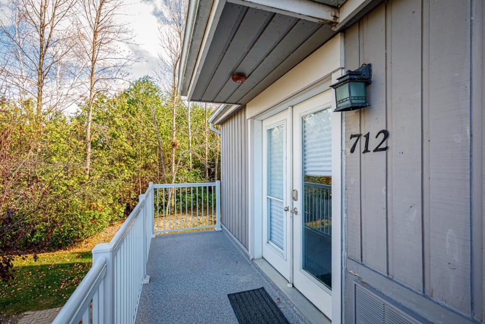 Property building, Facade/entrance, Balcony/Terrace