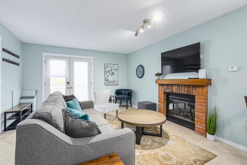TV and multimedia, Living room, Seating area, flat iron