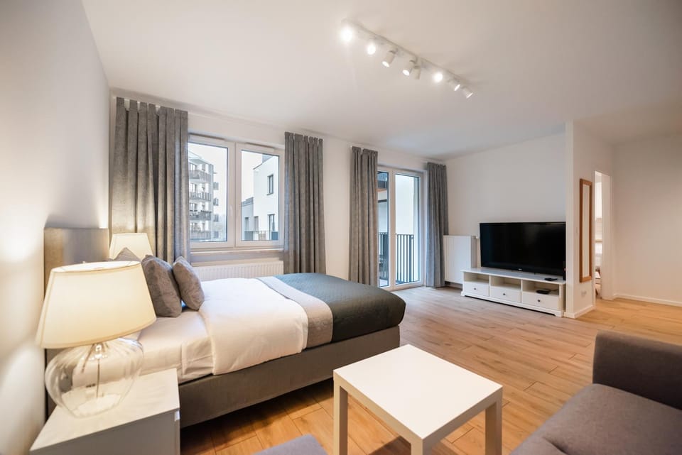 Bed, TV and multimedia, Living room, Photo of the whole room, Seating area, Evening entertainment, Bedroom