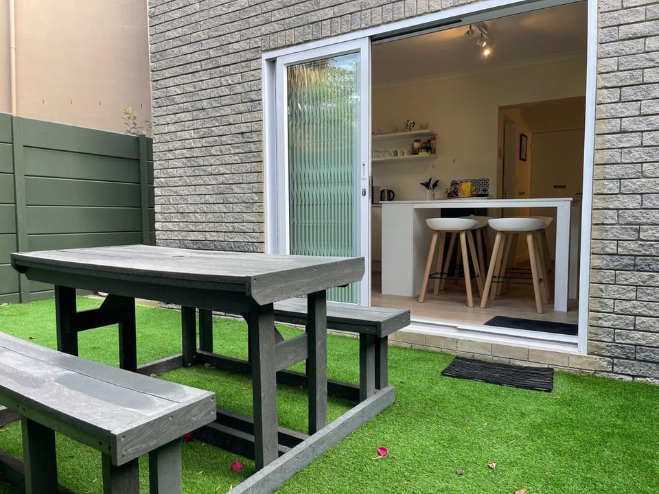 Kitchen or kitchenette, Seating area, Dining area, Inner courtyard view